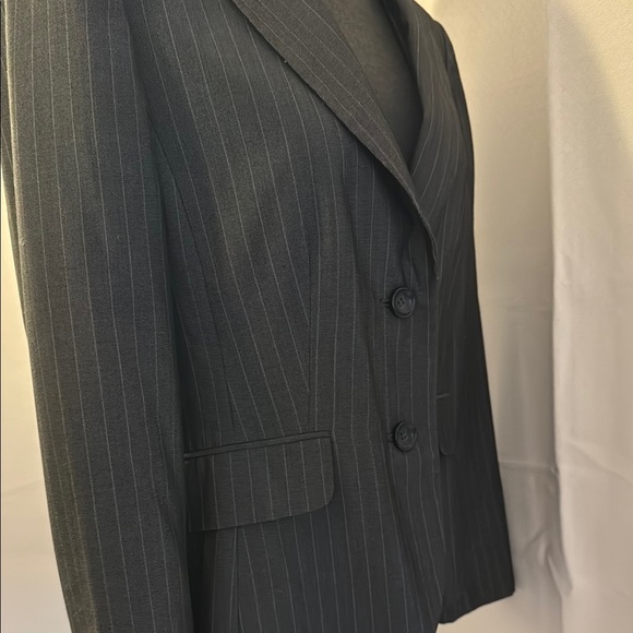 Ann Taylor lined fitted Women's Grey and Blue Pinstripe Blazer. Size 8. - Picture 5 of 12